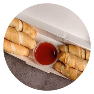 "Tequeños" con salsa sweet chilli