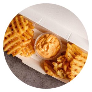 Waffle fries con salsa cheddar